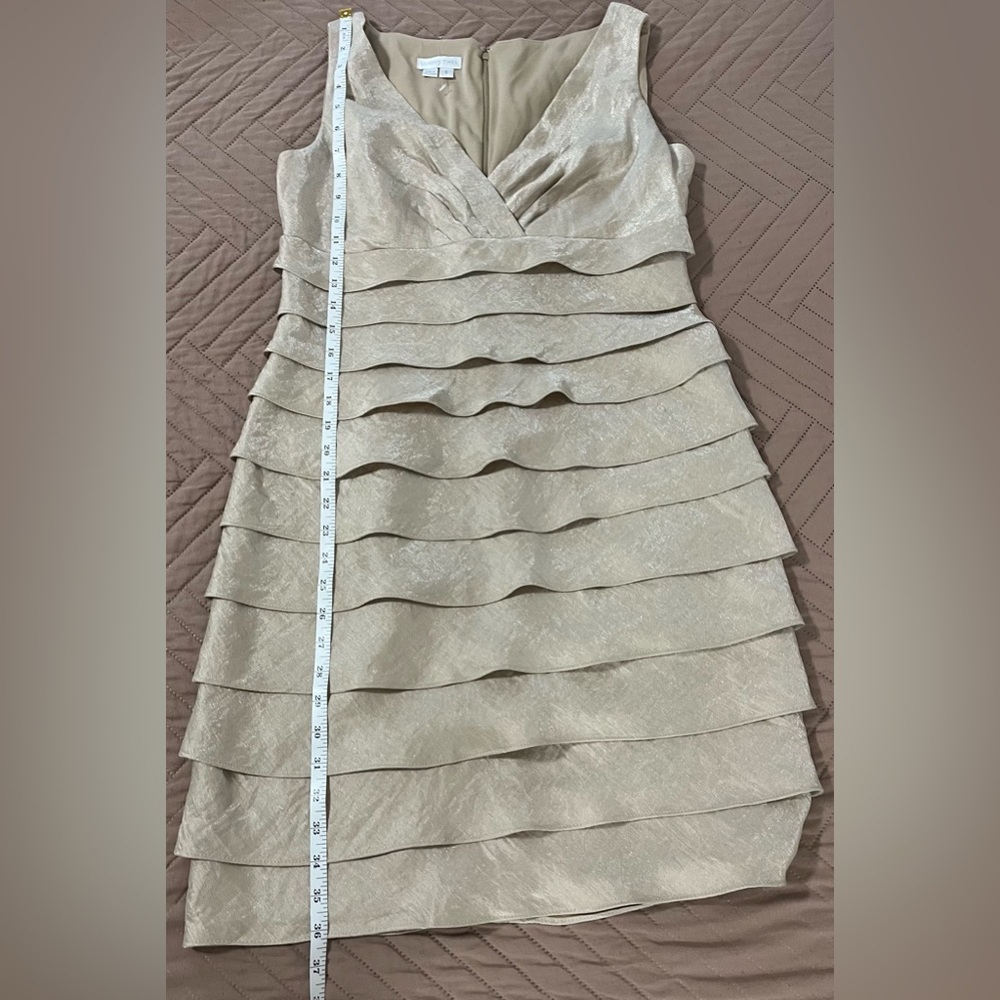 London Times Gold Tiered Cocktail Dress Size 8 Sleeveless V-Neck - Picture 9 of 9